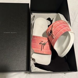 Authenticated Giuseppe logo slides NEW IN BOX